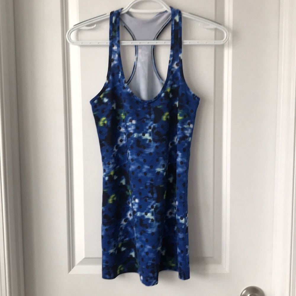 Lululemon tank top no size label but fits size 4